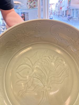 A rare and large Chinese Longquan celadon 'lotus bouquet' dish, Ming, early 15th C. — photo 6
