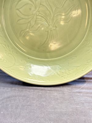 A rare and large Chinese Longquan celadon 'lotus bouquet' dish, Ming, early 15th C. — photo 9