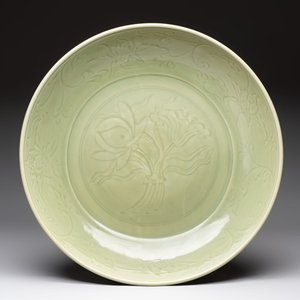 A rare and large Chinese Longquan celadon 'lotus bouquet' dish, Ming, early 15th C. — photo 1