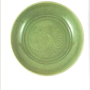 A rare and large Chinese Longquan celadon 'lotus bouquet' dish, Ming, early 15th C. — photo 7