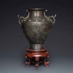 A rare and massive Chinese archaistic bronze 'lei' wine vessel with inscription, Song — 照片 1