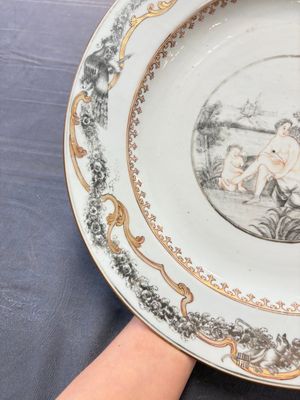 A rare and massive Chinese grisaille and gilt-decorated 'Venus bathing' dish, Qianlong — foto 11