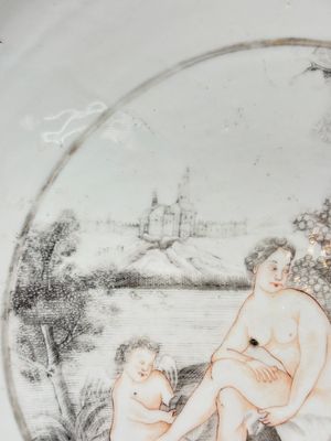 A rare and massive Chinese grisaille and gilt-decorated 'Venus bathing' dish, Qianlong — foto 4