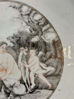 A rare and massive Chinese grisaille and gilt-decorated 'Venus bathing' dish, Qianlong — foto 6