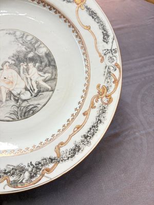 A rare and massive Chinese grisaille and gilt-decorated 'Venus bathing' dish, Qianlong — foto 9