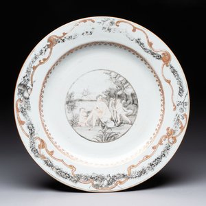 A rare and massive Chinese grisaille and gilt-decorated 'Venus bathing' dish, Qianlong — foto 1