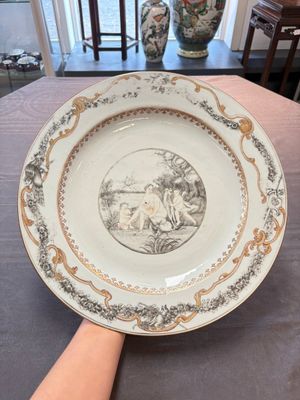 A rare and massive Chinese grisaille- and gold-decorated 'Venus bathing' dish, Qianlong — 照片 1