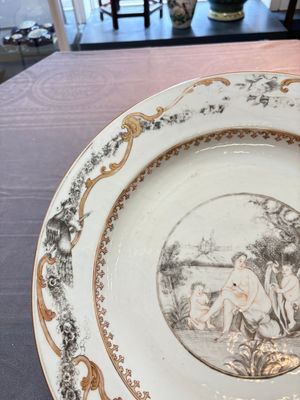 A rare and massive Chinese grisaille- and gold-decorated 'Venus bathing' dish, Qianlong — 照片 12
