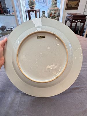 A rare and massive Chinese grisaille- and gold-decorated 'Venus bathing' dish, Qianlong — 照片 13