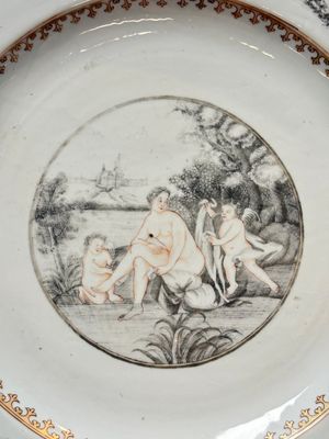 A rare and massive Chinese grisaille- and gold-decorated 'Venus bathing' dish, Qianlong — 照片 2