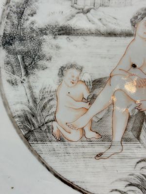 A rare and massive Chinese grisaille- and gold-decorated 'Venus bathing' dish, Qianlong — 照片 3