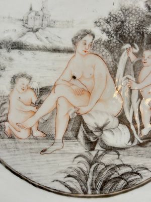 A rare and massive Chinese grisaille- and gold-decorated 'Venus bathing' dish, Qianlong — 照片 5