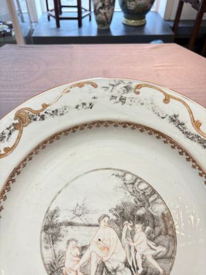 A rare and massive Chinese grisaille- and gold-decorated 'Venus bathing' dish, Qianlong — 照片 7