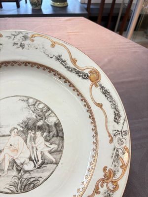 A rare and massive Chinese grisaille- and gold-decorated 'Venus bathing' dish, Qianlong — 照片 8