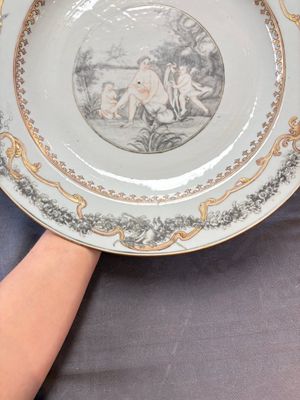 A rare and massive Chinese grisaille- and gold-decorated 'Venus bathing' dish, Qianlong — 照片 10