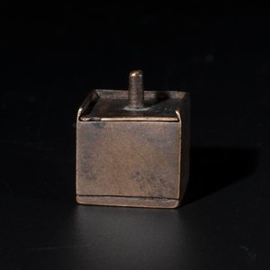 A rare and small Chinese white jade 'tortoise' seal with an original seal-form bronze box, Changsha Taishou 長沙太守 and Feng Gao 封告 mark, Song or ealier — photo 11