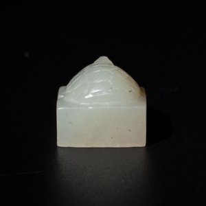 A rare and small Chinese white jade 'tortoise' seal with an original seal-form bronze box, Changsha Taishou 長沙太守 and Feng Gao 封告 mark, Song or ealier — photo 4