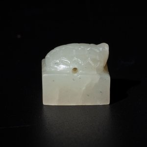 A rare and small Chinese white jade 'tortoise' seal with an original seal-form bronze box, Changsha Taishou 長沙太守 and Feng Gao 封告 mark, Song or ealier — photo 5