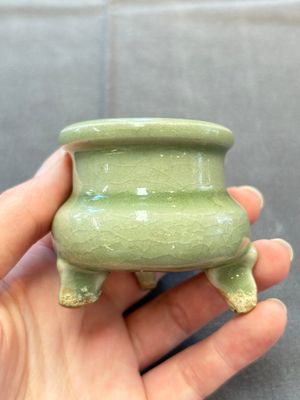 A rare and small Chinese Yaozhou celadon-glazed tripod censer, Jin — 照片 1