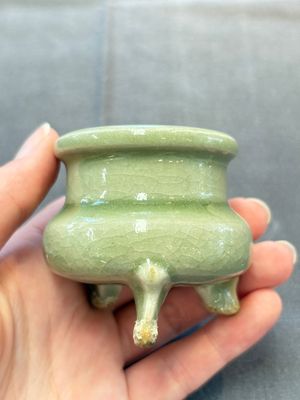 A rare and small Chinese Yaozhou celadon-glazed tripod censer, Jin — 照片 2