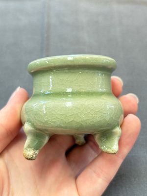 A rare and small Chinese Yaozhou celadon-glazed tripod censer, Jin — 照片 3