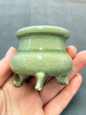A rare and small Chinese Yaozhou celadon-glazed tripod censer, Jin — 照片 4