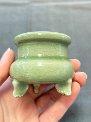A rare and small Chinese Yaozhou celadon-glazed tripod censer, Jin — 照片 5