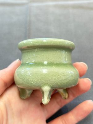 A rare and small Chinese Yaozhou celadon-glazed tripod censer, Jin — 照片 6
