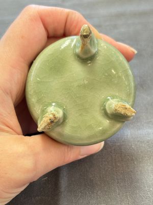A rare and small Chinese Yaozhou celadon-glazed tripod censer, Jin — 照片 9