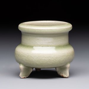A rare and small Chinese Yaozhou celadon-glazed tripod censer, Jin — 照片 1