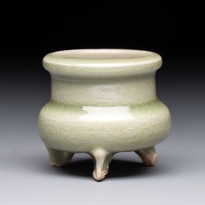 A rare and small Chinese Yaozhou celadon-glazed tripod censer, Jin — 照片 2
