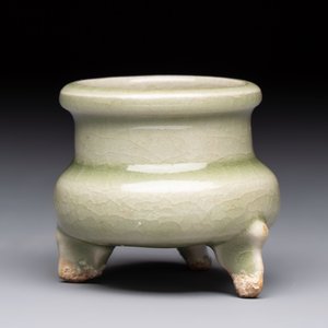 A rare and small Chinese Yaozhou celadon-glazed tripod censer, Jin — 照片 3