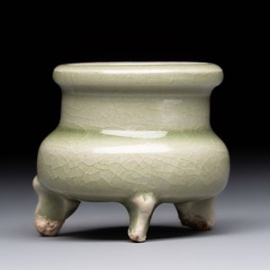 A rare and small Chinese Yaozhou celadon-glazed tripod censer, Jin — 照片 4