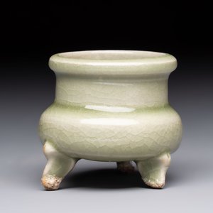 A rare and small Chinese Yaozhou celadon-glazed tripod censer, Jin — 照片 5