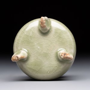 A rare and small Chinese Yaozhou celadon-glazed tripod censer, Jin — 照片 7