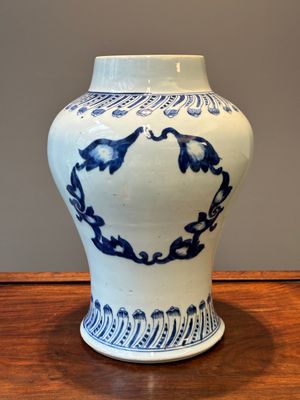 A rare and unusual Chinese blue and white vase with floral design, Kangxi — photo 1