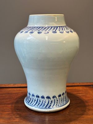 A rare and unusual Chinese blue and white vase with floral design, Kangxi — photo 3