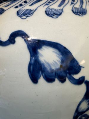 A rare and unusual Chinese blue and white vase with floral design, Kangxi — photo 7
