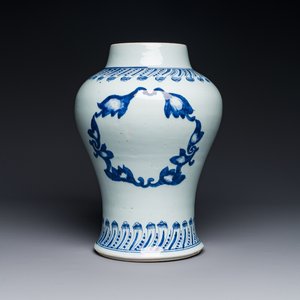 A rare and unusual Chinese blue and white vase with floral design, Kangxi — photo 1