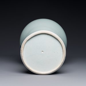 A rare and unusual Chinese blue and white vase with floral design, Kangxi — photo 3