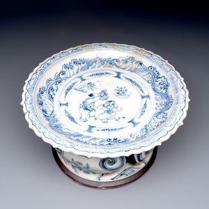 A rare Annamese or Vietnamese blue and white tazza with playing boys, 15/16th C. — 照片 1