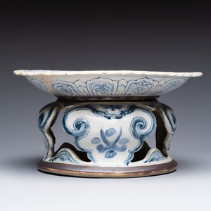 A rare Annamese or Vietnamese blue and white tazza with playing boys, 15/16th C. — 照片 5
