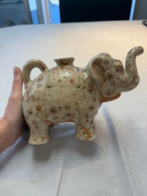 A rare Annamese or Vietnamese polychrome-enamelled 'elephant' jug, 16th C. — photo 1
