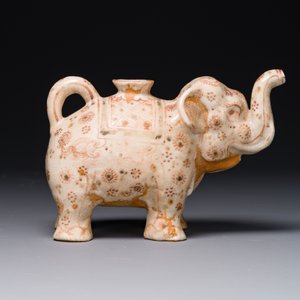 A rare Annamese or Vietnamese polychrome-enamelled 'elephant' jug, 16th C. — photo 4