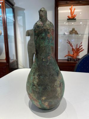 A rare archaic Chinese bronze gourd-shaped vase and cover, 'hu', Eastern Zhou — photo 4
