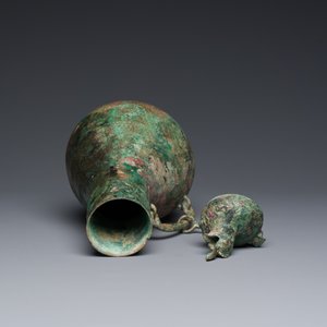 A rare archaic Chinese bronze gourd-shaped vase and cover, 'hu', Eastern Zhou — photo 7