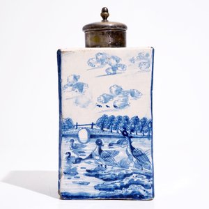 A rare blue and white Amsterdam Delft gin bottle or tea caddy, ca. 1720 — 照片 3