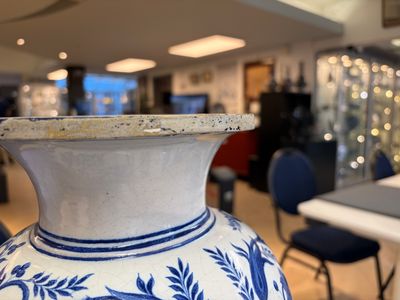 A rare blue and white Brussels faience vase with a cherub trumpeter — photo 5