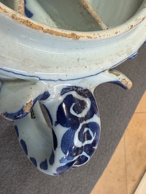 A rare blue and white Dutch Delft chinoiserie two-handled compartmented bowl, 17th C. — photo 1