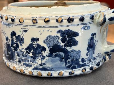 A rare blue and white Dutch Delft chinoiserie two-handled compartmented bowl, 17th C. — photo 7